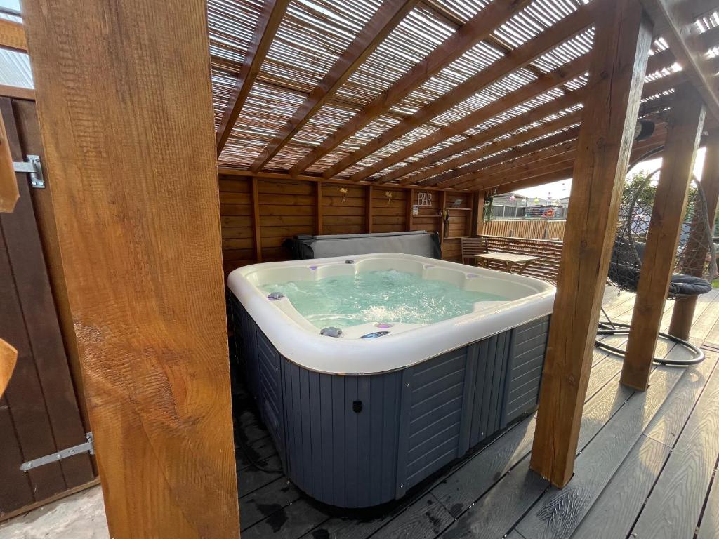 Coastal Terrace with Hot Tub Dogs Sea Palling