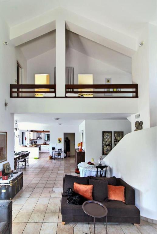 Część wypoczynkowa w obiekcie Beautiful Villa with swimming pool near Nafplion