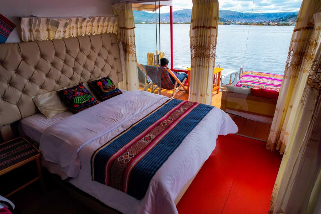 ein Bett auf der Rückseite eines Bootes in der Unterkunft Lake View Lodge in Puno