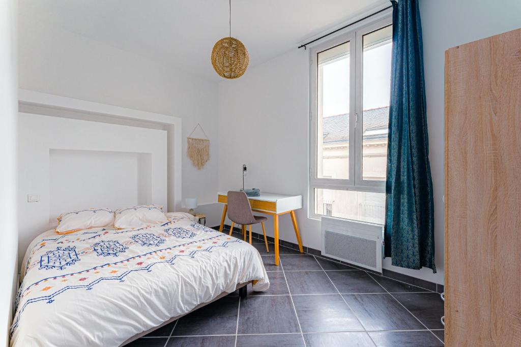 a bedroom with a bed and a desk and a window at Coeur de ville #B2 - Centre ville, WIFI & NETFLIX - Proche transports - CHAMBRE PRIVEE dans logement partagé in Cholet