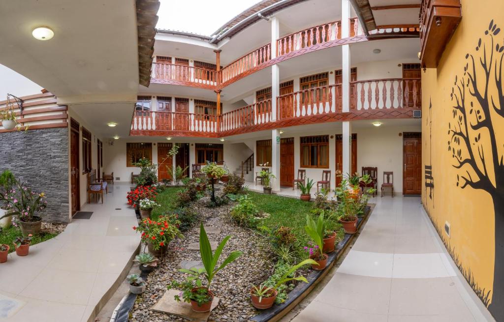 un patio en un edificio con macetas en Posada del Arriero -Hotel, en Chachapoyas