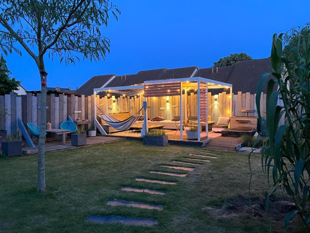 Κήπος έξω από το Chambre double dans villa avec piscine salle de bains privée