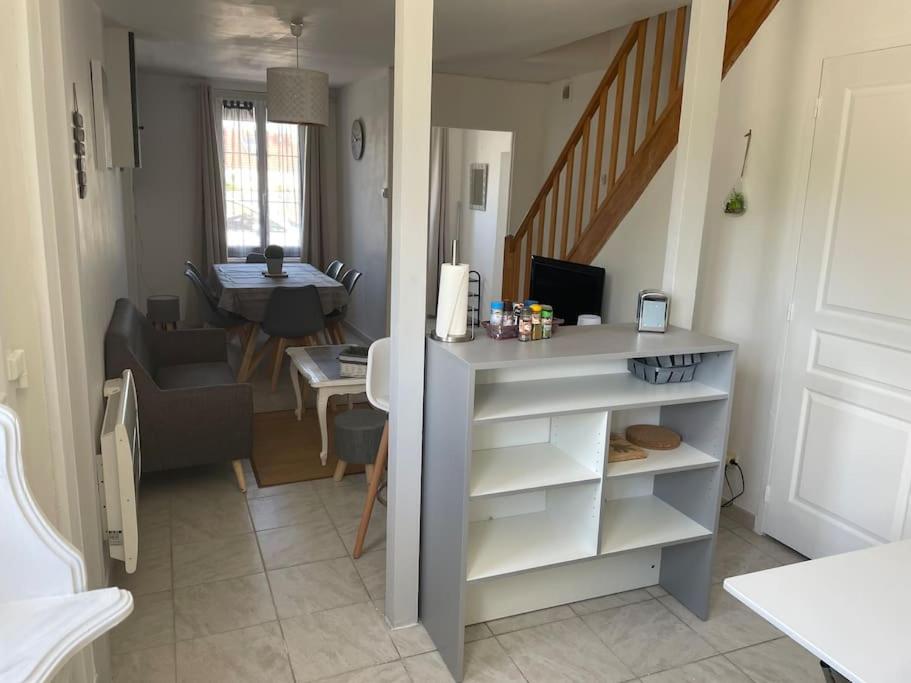 uma sala de estar com uma cozinha e uma sala de jantar em Maison de charme en centre val de Loire 