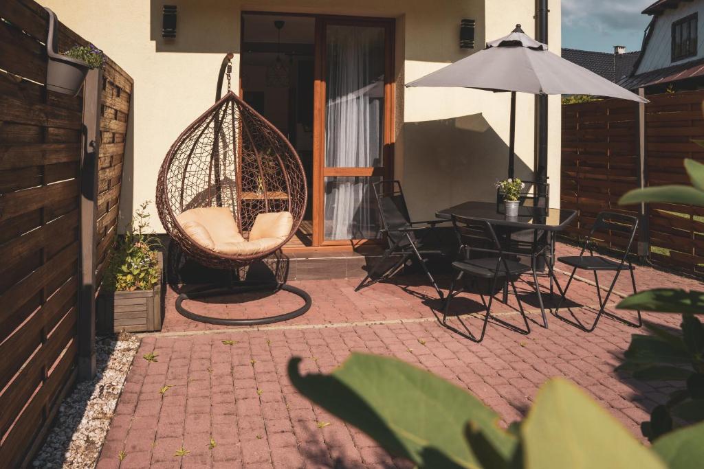 Patio alebo iná vonkajšia časť ubytovania Willa Vistula DOMKI na WYŁĄCZNOŚĆ