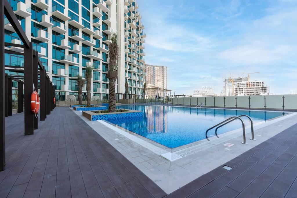 Bazén v ubytování NEW! Studio in Azizi Farhad - 10min from Burj Khalifa nebo v jeho okolí