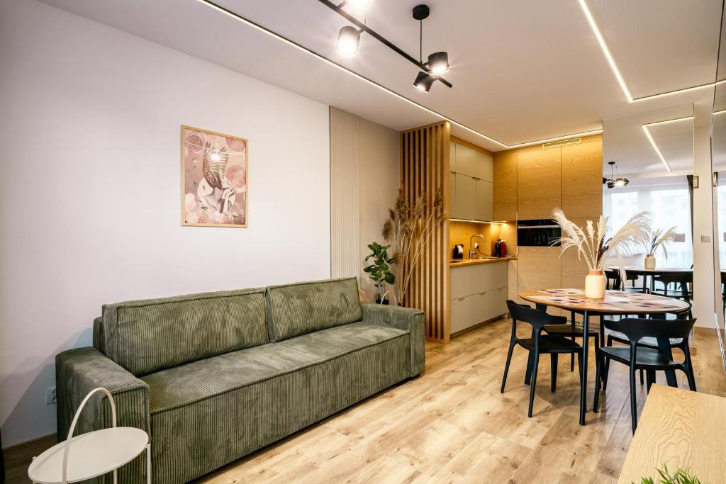 uma sala de estar com um sofá e uma mesa em Apartament Czeslaw em Biała Podlaska