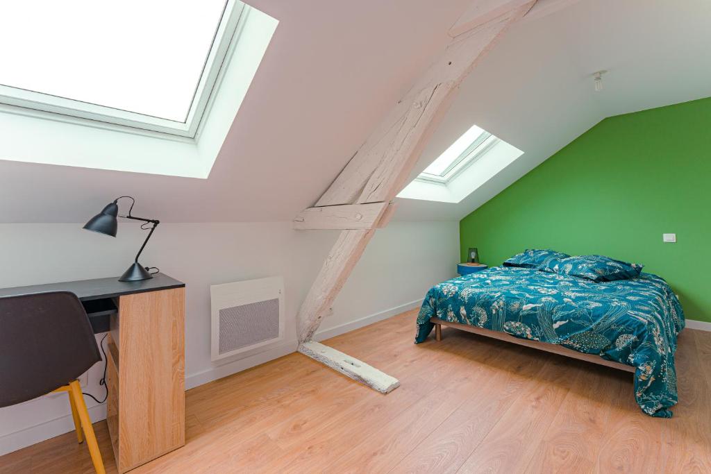 ein Schlafzimmer mit einem Bett und einem Dachfenster in der Unterkunft Coeur de ville #H2- Central & Cosy - Logement partagé - Chambre privée in Cholet