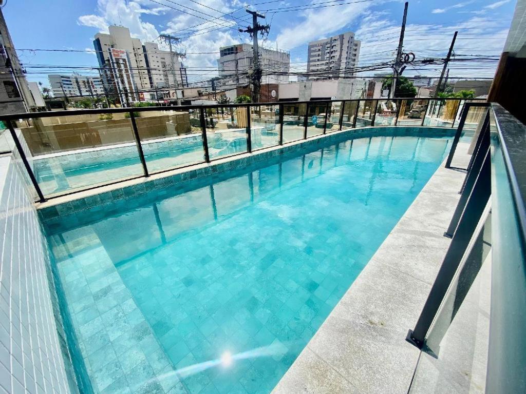 a swimming pool on the roof of a building at Apto Corais do Mar 290m Praia Jatiuca in Maceió