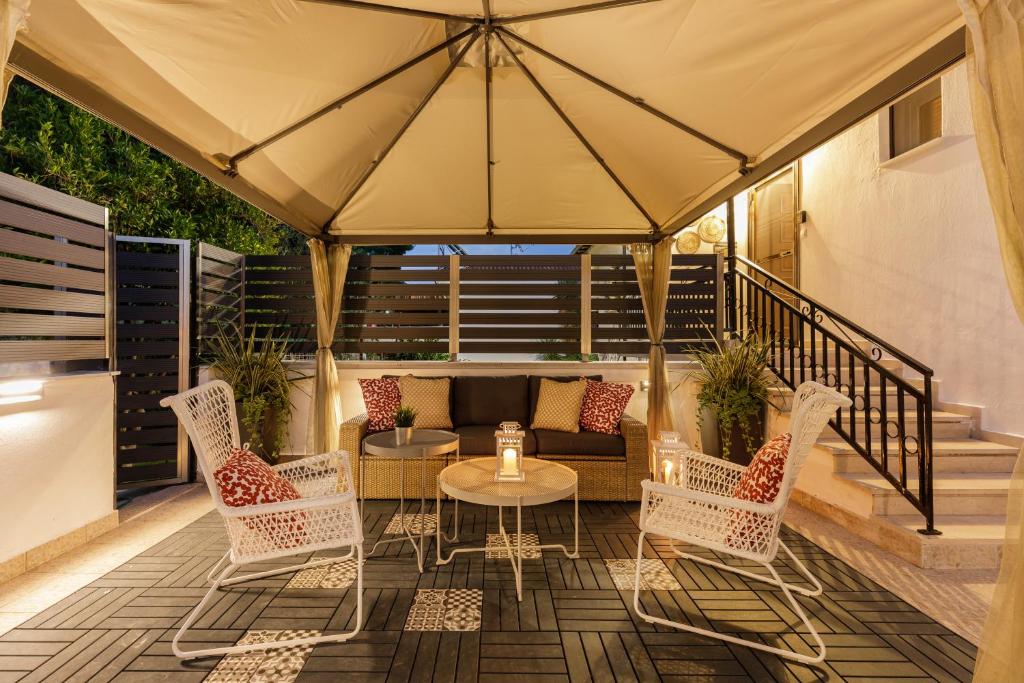 Posezení v ubytování Azure Breeze - Coastal Chic Getaway by the Sea