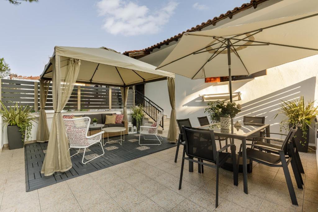 Balkón nebo terasa v ubytování Azure Breeze - Coastal Chic Getaway by the Sea