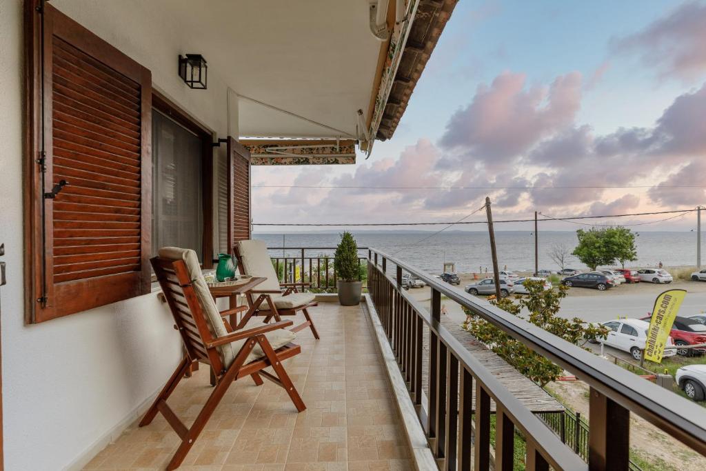 Balkón nebo terasa v ubytování Azure Breeze - Coastal Chic Getaway by the Sea