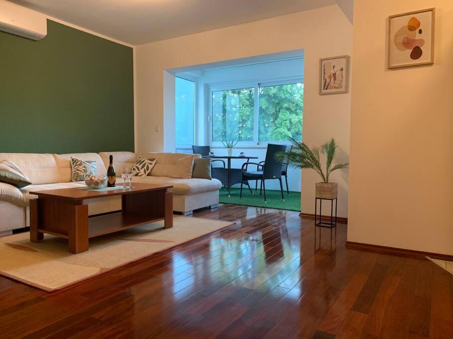 a living room with a couch and a table at Tranquil verde in Matulji