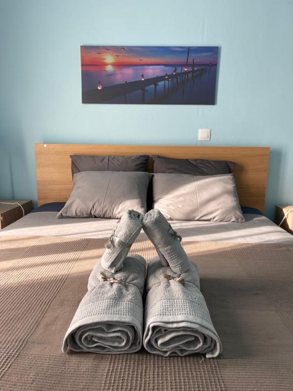 uma cama com dois pares de meias em Seaside escape apartment em Palaiá Fókaia