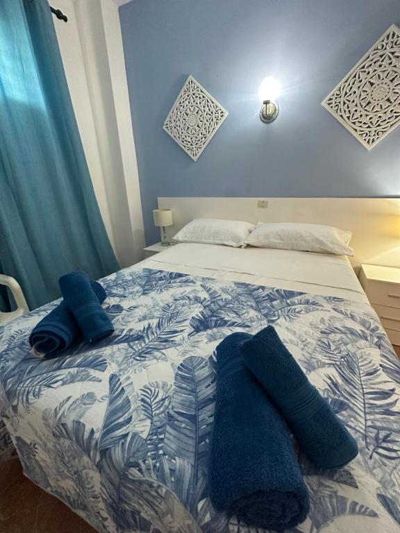 El Guincho的住宿－Tenerife Island Oasis Apartment，床上有2个蓝色枕头