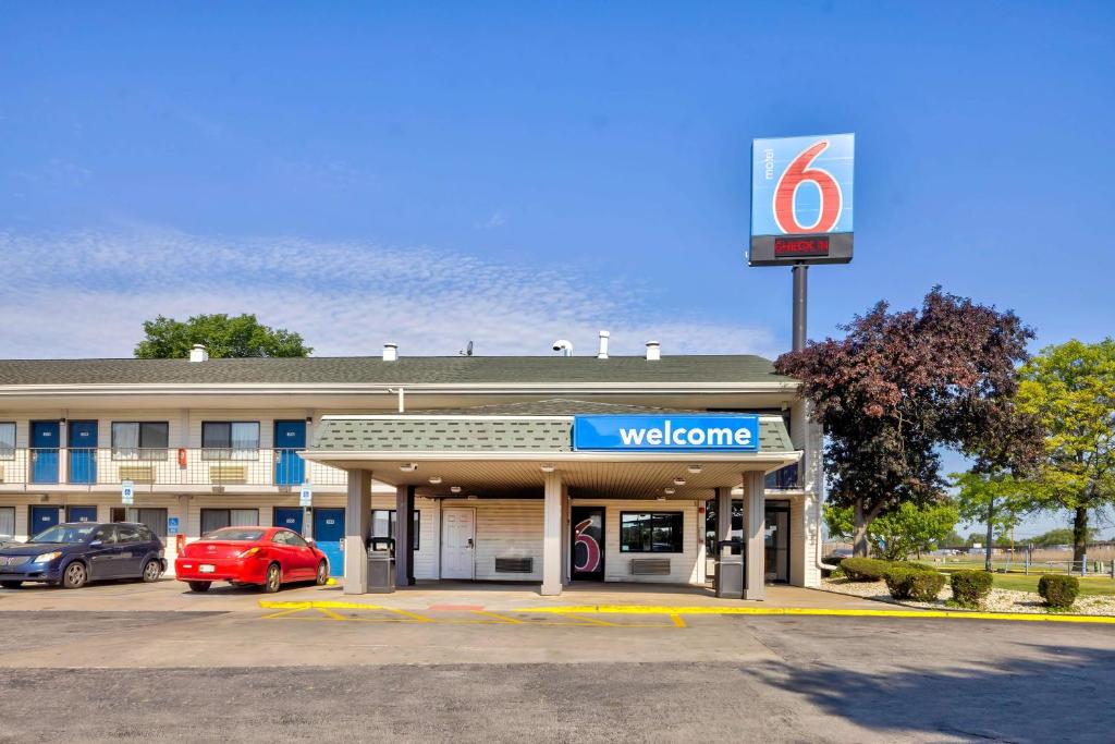 ein Willkommensschild vor einem Hotel in der Unterkunft Motel 6-Hammond, IN - Chicago Area in Hammond