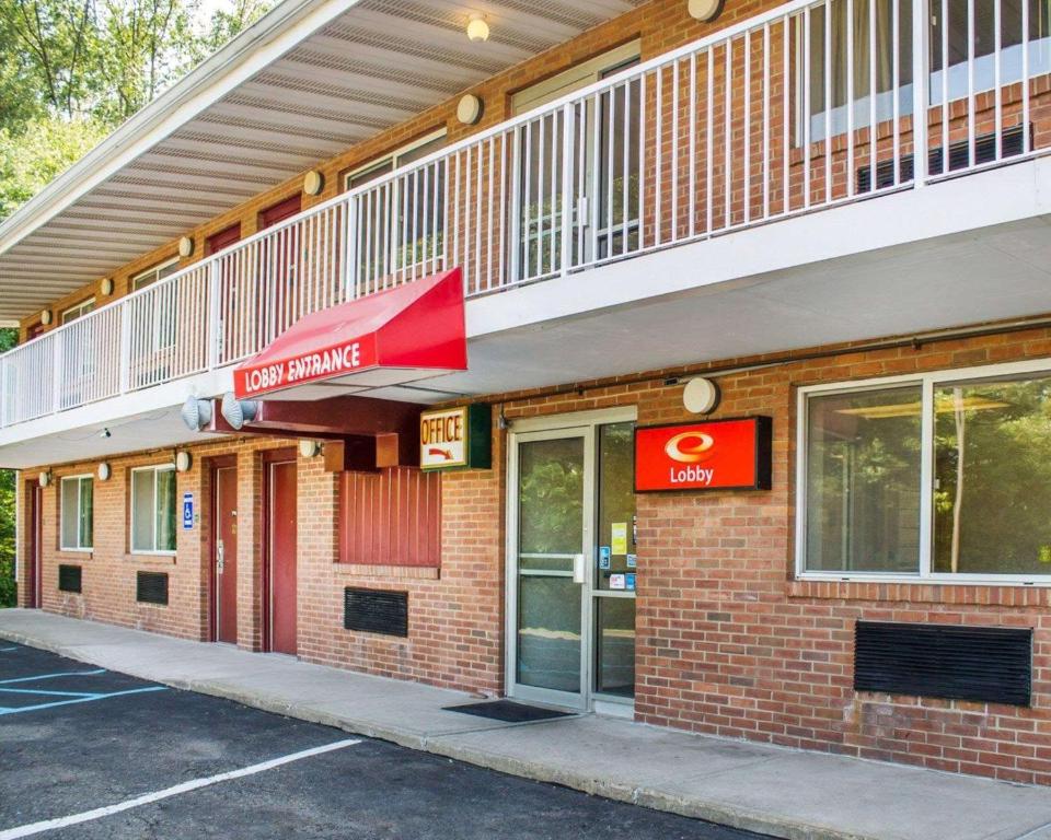 a front view of a hotel with a lion insurance sign at Econo Lodge Drums in Drums