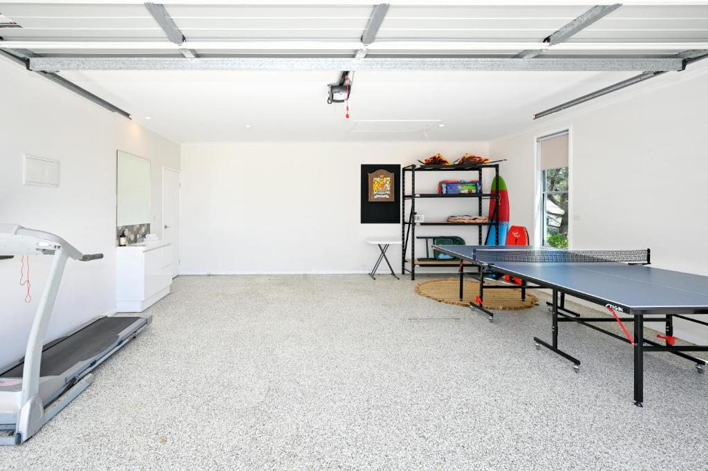 Stolní tenis v ubytování Stylish 2 b/r apartment - 4 guests, garage ZC5 nebo okolí