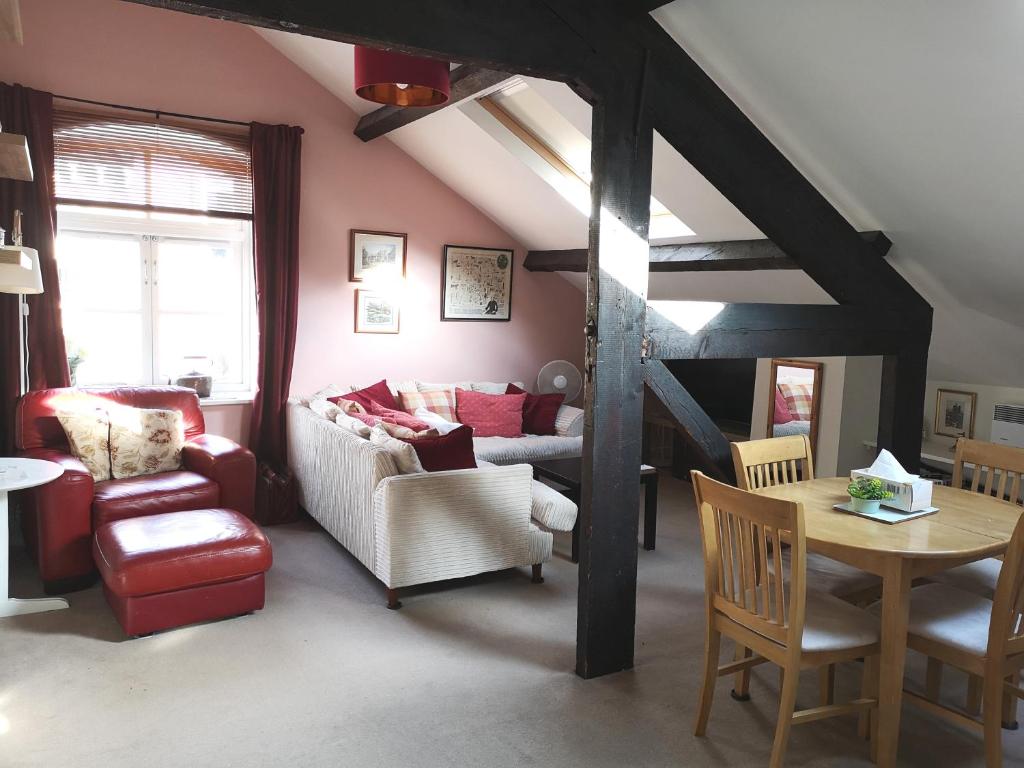 ein Wohnzimmer mit einem Sofa und einem Tisch in der Unterkunft Harrogate Toffee Loft in Harrogate