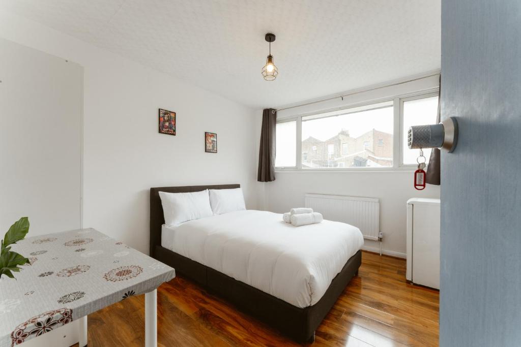 Postel nebo postele na pokoji v ubytování CanningTown Double Rooms - 20