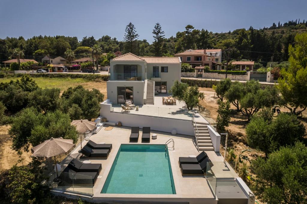 una vista aérea de una casa con piscina en Villa Sensi en Lixouri
