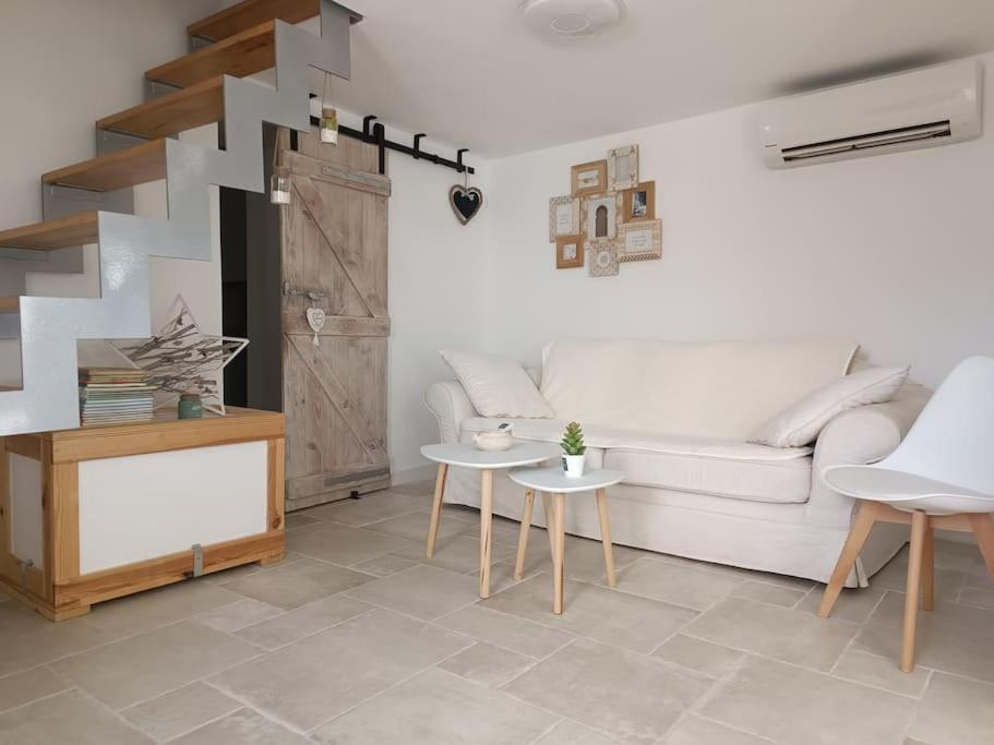 - un salon avec un canapé blanc et un escalier dans l'établissement Maison de charme proche Bastia, à Prunelli-di-Casacconi