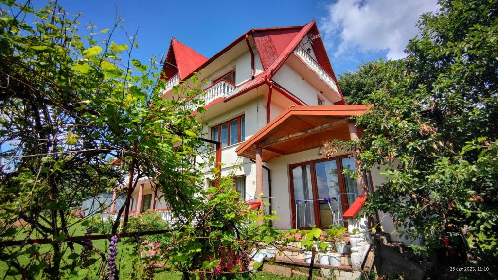 a large house with a red roof at Tanie Noclegi Krysia Falsztyn in Falsztyn