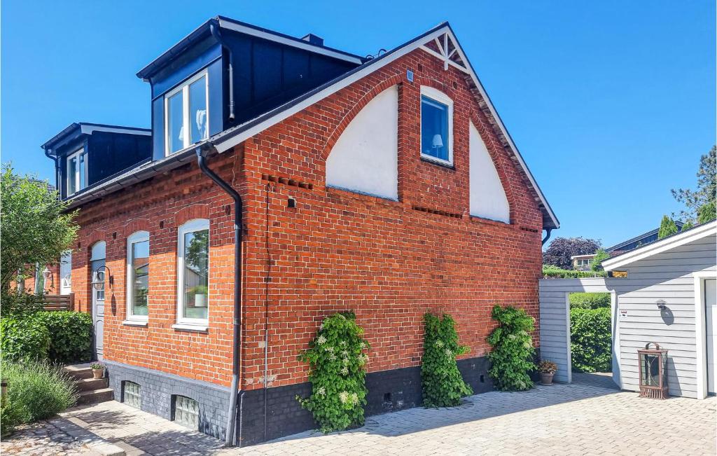 Un bâtiment en brique avec une grande fenêtre cintrée photo