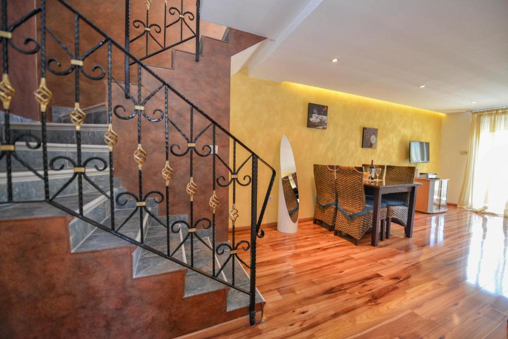 J & P Apartments - 18