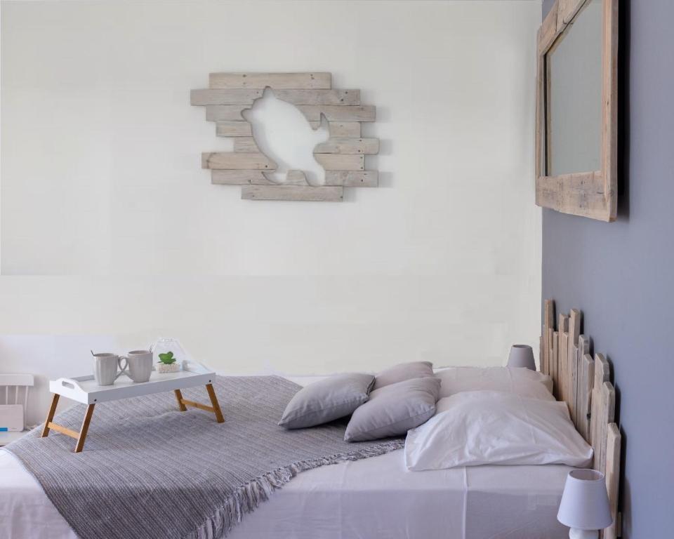 een witte slaapkamer met een bed en een bakstenen muur bij Kazao Manganao avec cuve in Saint-François