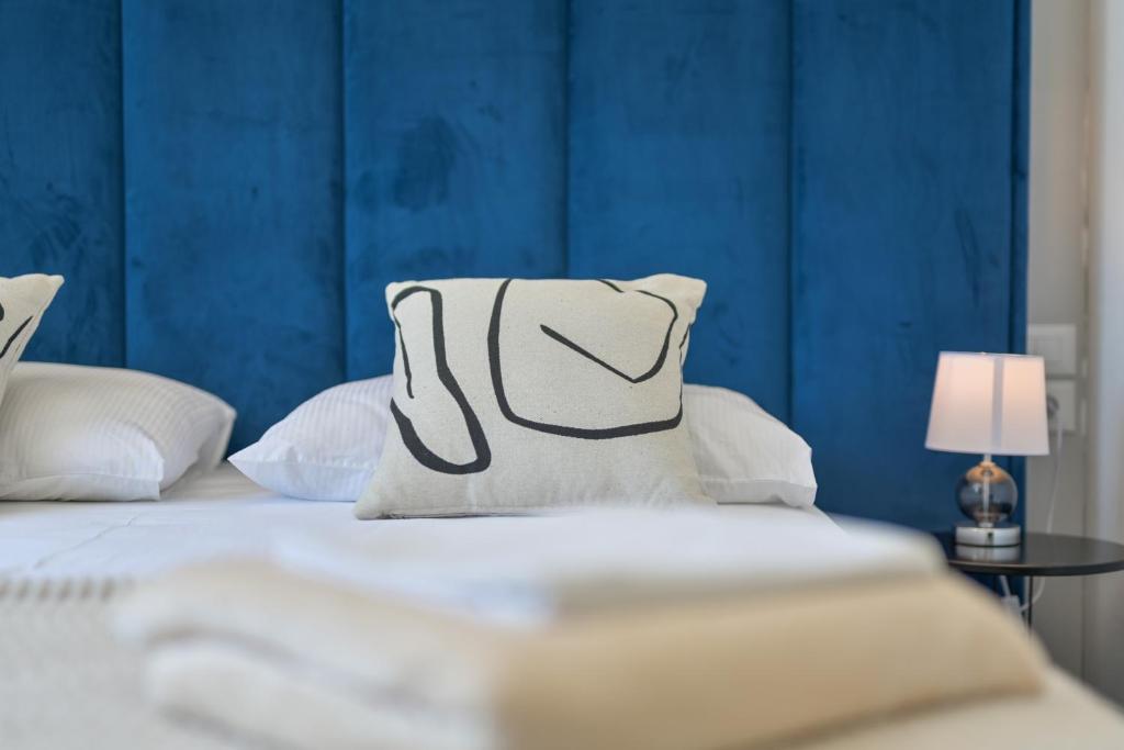 Postel nebo postele na pokoji v ubytování Aurora Beachfront Luxury Rooms&Suites