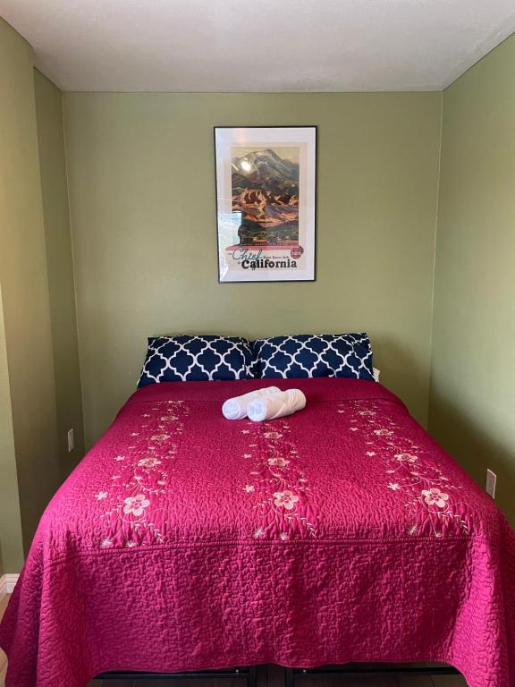 Private Room in Los Angeles with WIFI, TV, and View of Hollywood Sign & Shared Kitchen