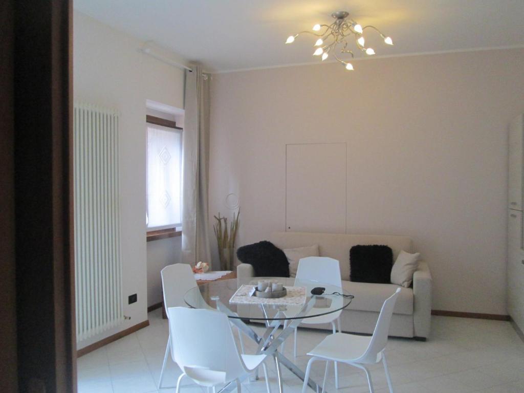 sala de estar con mesa y sillas blancas en Massone Climbing Home, en Arco