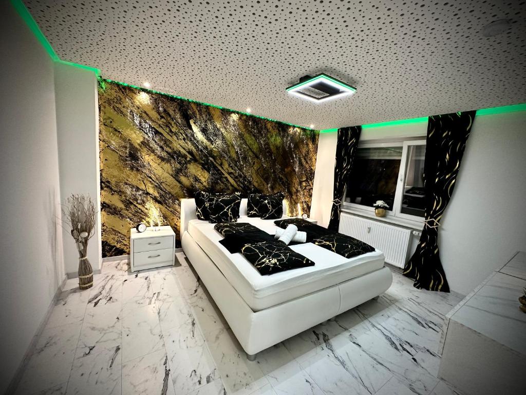 um quarto com uma cama e uma parede com luzes verdes em DeLuxe - Apartment ' Andrei 2 ' - Neu in Neuburg an der Donau mit Klimaanlage em Neuburg an der Donau