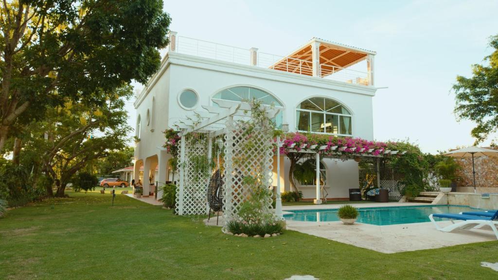 una casa con piscina frente a ella en Amazing Beachfront Villa - Palm House, en Punta Chame