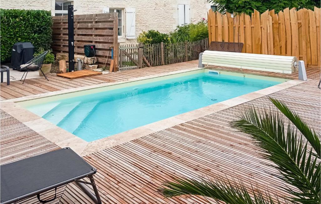 una pequeña piscina con un banco en el patio trasero en 2 Bedroom Lovely Home In Saint-just-luzac, en Saint-Just