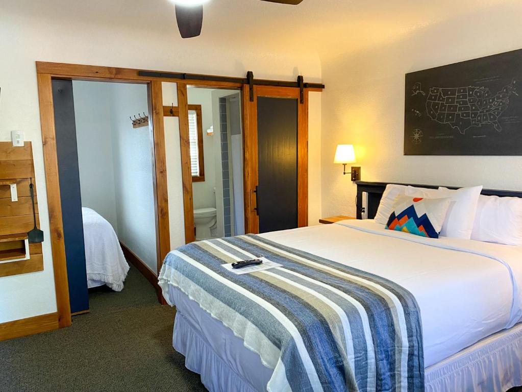 Postel nebo postele na pokoji v ubytování Left Coast Lodge - Pet Friendly