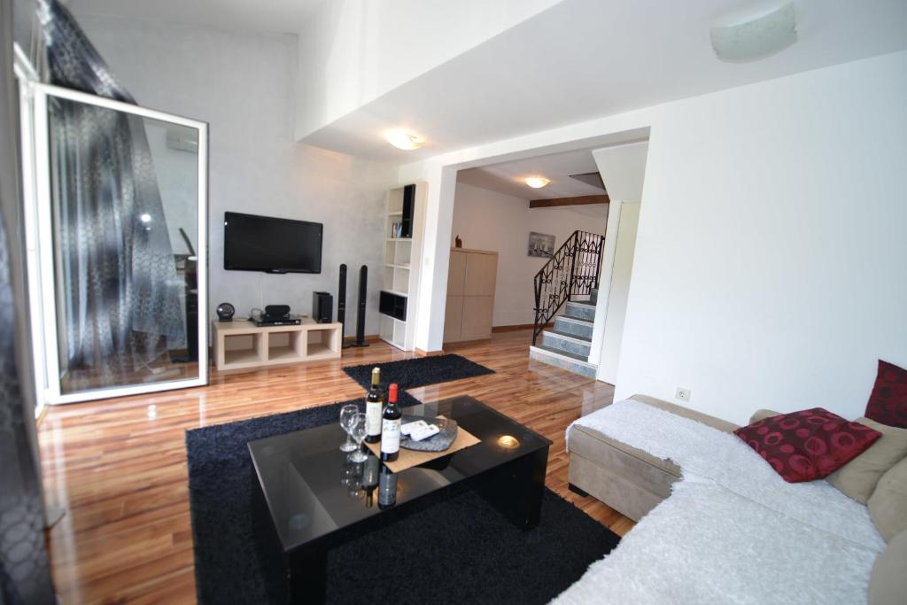 J & P Apartments - 10