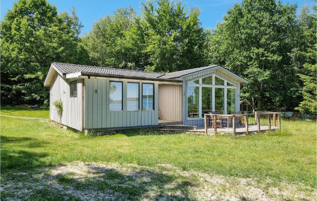 un pequeño cobertizo con un porche en un patio en Pet Friendly Home In Lvsj With House Sea View, en Lovsjö
