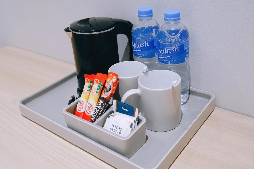 Příslušenství pro přípravu čaje a kávy v ubytování Rest Bugis Hotel