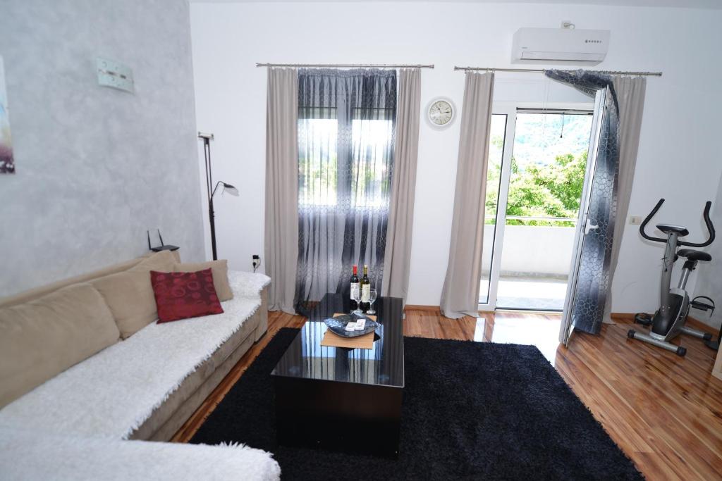 J & P Apartments - 8