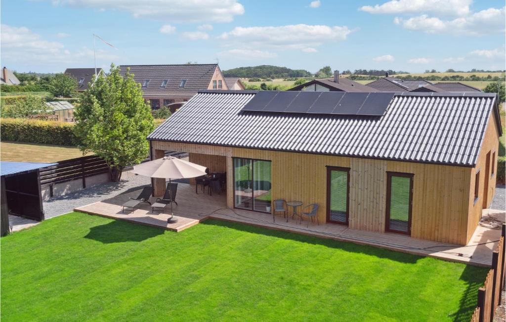 una imagen de una casa con paneles solares en el techo en Cozy Home In Sams With Kitchen en Onsbjerg