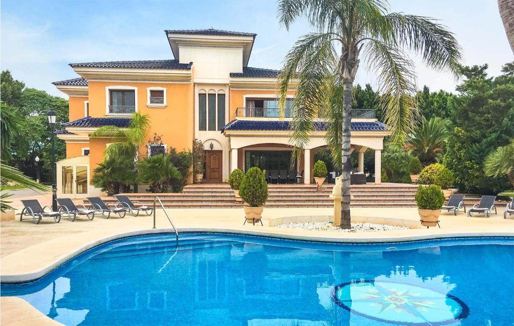 una casa con piscina frente a una casa en Santa Maria Ii, en Elche