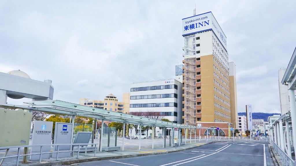 una estación de autobuses con un cartel de aania en la parte superior de un edificio en Toyoko Inn Hitachi Ekimae, en Hitachi