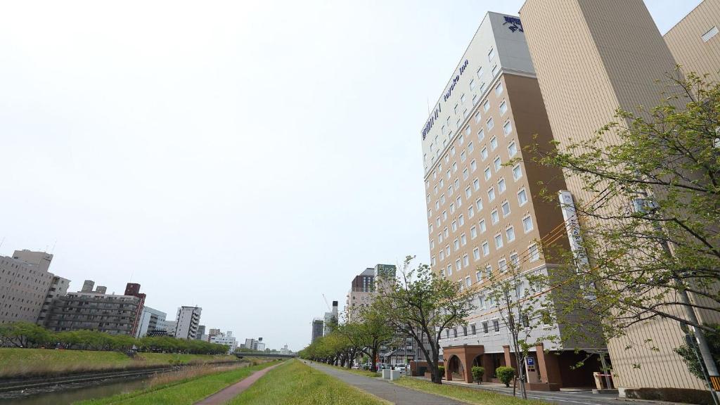 una strada vuota in una città con edifici alti di Toyoko Inn Mito-eki Minami-guchi a Mito