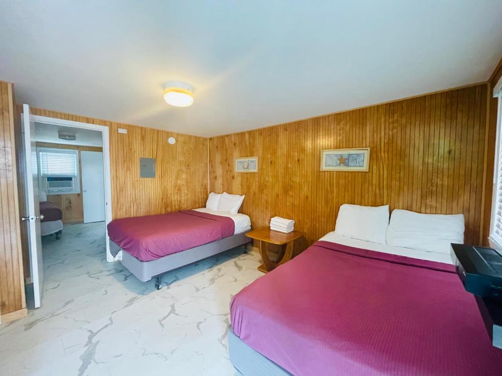 Postel nebo postele na pokoji v ubytování Boardwalk Sand & Surf Beach Hotel Oceanfront