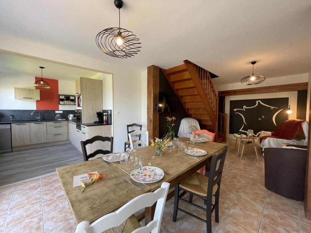 uma sala de jantar e cozinha com mesa e cadeiras em Gîte Saligny-sur-Roudon, 3 pièces, 5 personnes - FR-1-489-461 em Saligny-sur-Roudon