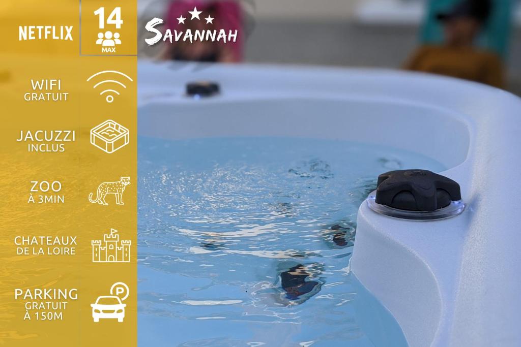 uma banheira cheia de água ao lado de uma placa em ''Le Savannah'' - Jacuzzi - A 3min du Zoo de Beauval em Saint-Aignan