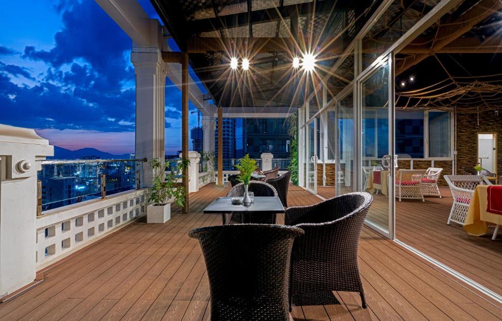Rõdu või terrass majutusasutuses BlueSun Danang Beach Hotel