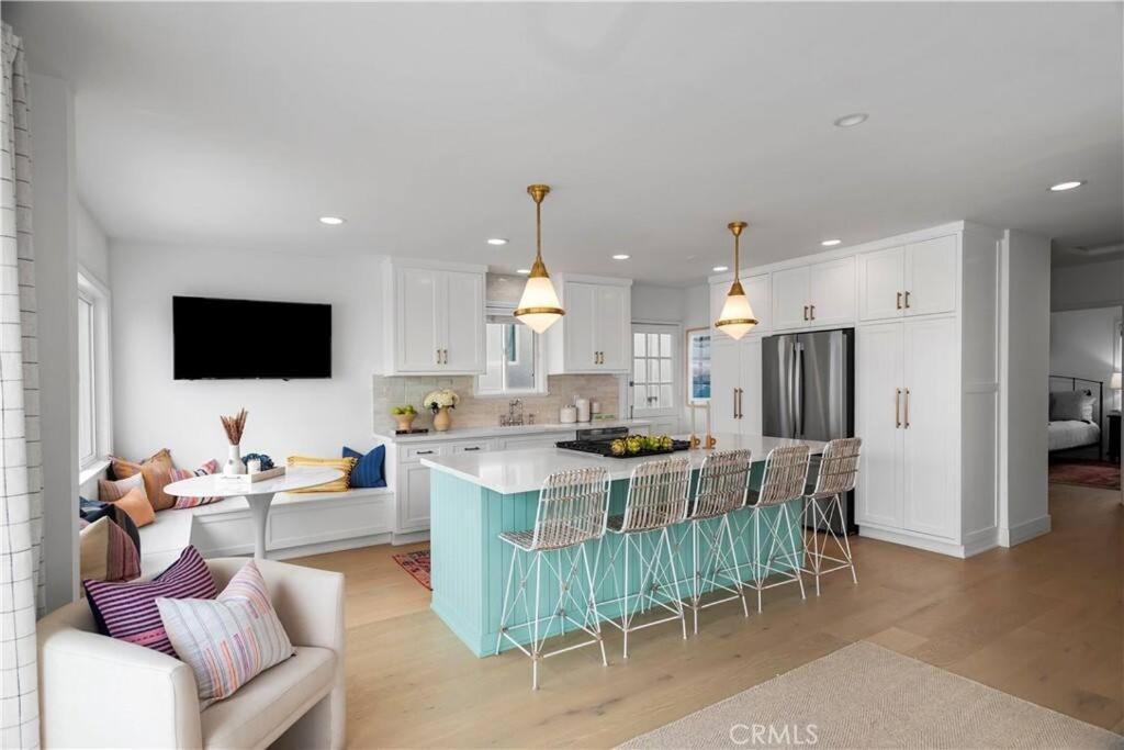 een keuken en een woonkamer met een eiland in een keuken bij Amazing location! Luxurious beach cottage.Ocean views in Manhattan Beach