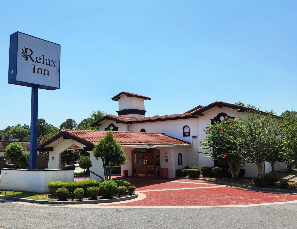 een hotel met een bord voor een gebouw bij Relax Inn West Medical Center in Little Rock